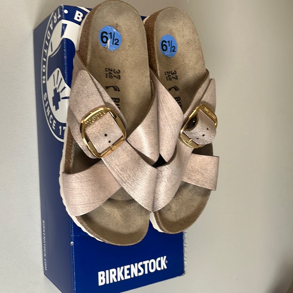 Women narrow 37 Birkenstocks.